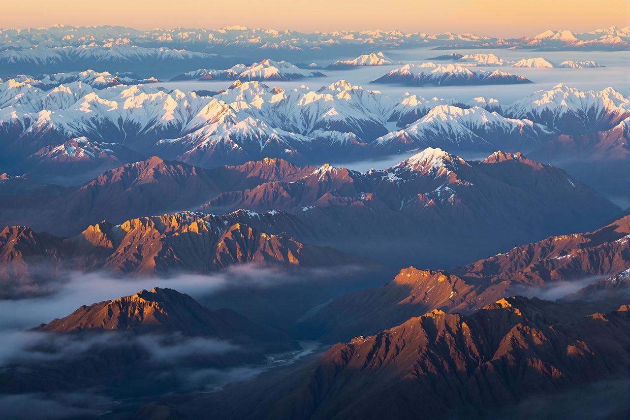 影视仓 - 天山山脉壮丽全景,金色阳光映照雪山